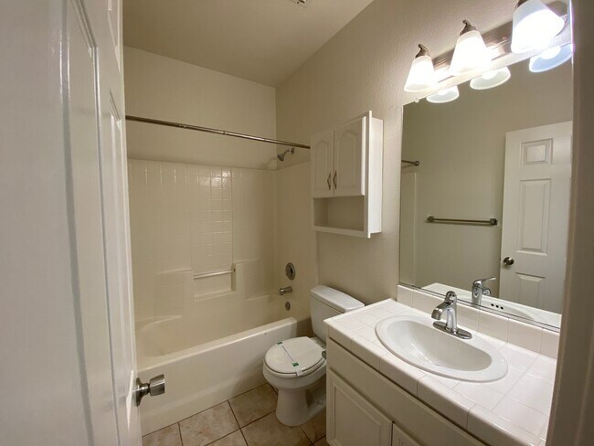 Building Photo - Spacious 3 Bedroom, 2 Bath located in Treasures of Caste Creek Community!