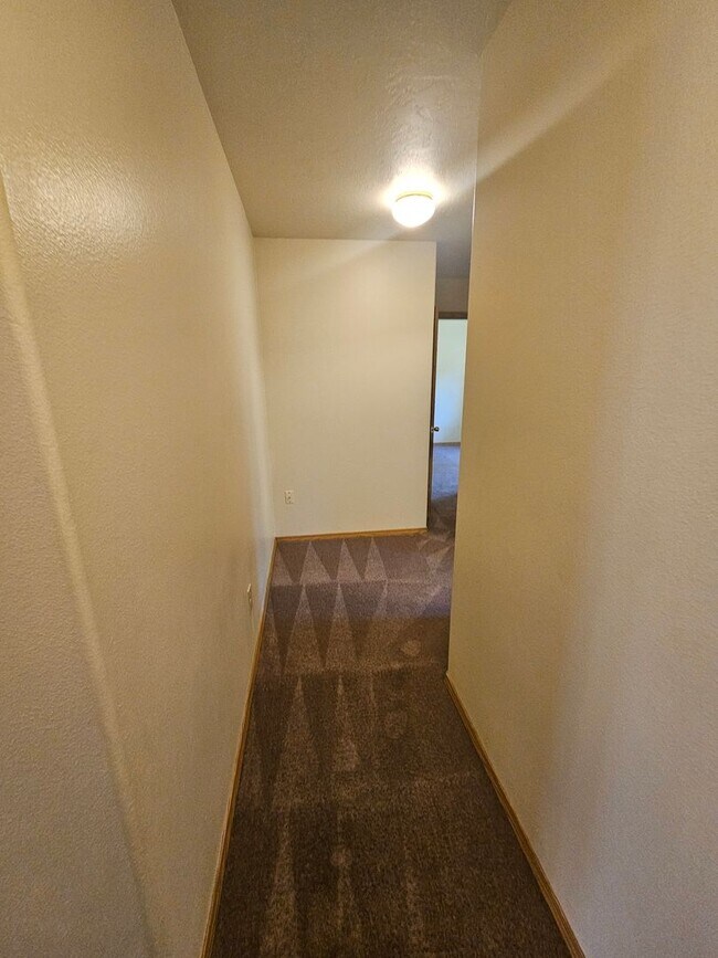 Building Photo - 3 Bedroom Home Near Schools!