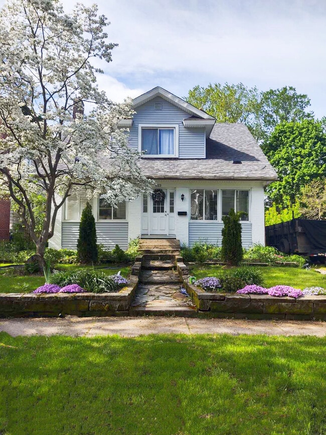 Building Photo - 823 Bloomfield Ave