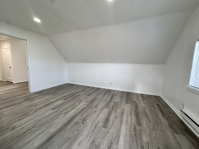 Building Photo - ~November's Rent FREE~ Gorgeous top-floor ...