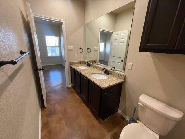 Building Photo - Luxury Duplex in New Braunfels, TX!