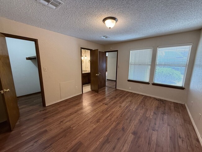 Building Photo - Vaulted Ceilings, Large Great Room! 3 bedr...