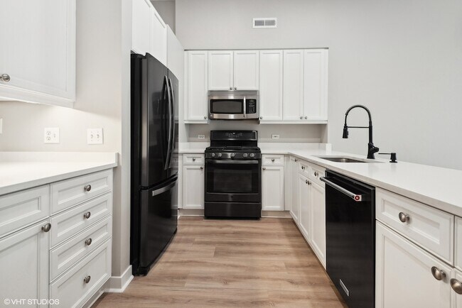 Building Photo - 939 W Madison St