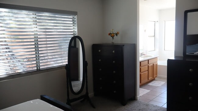 Building Photo - Furnished 3 Bedroom home