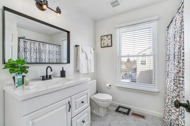 Building Photo - 1201 Easton Dr