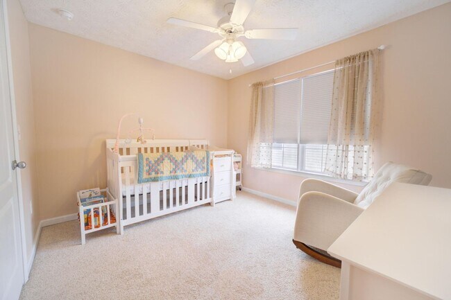 Building Photo - 3 Bedroom with a Fabulous Florida Room in Crestview!