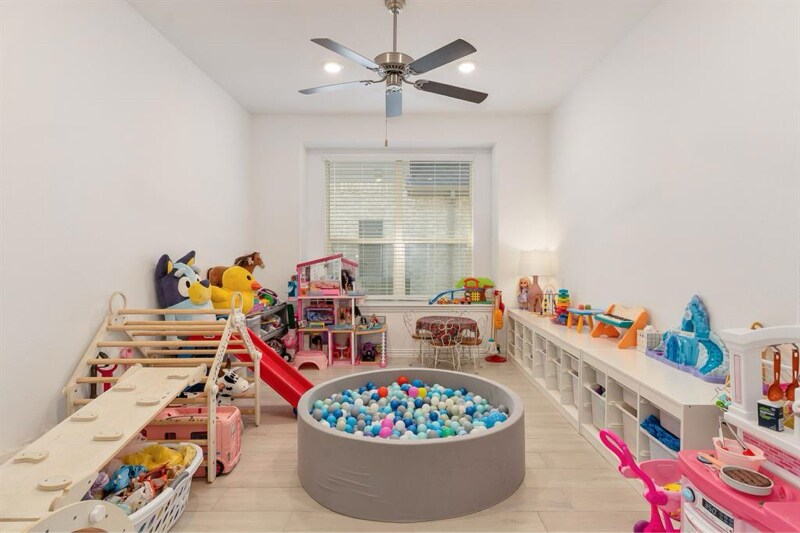 Building Photo - 905 Rosebay Dr