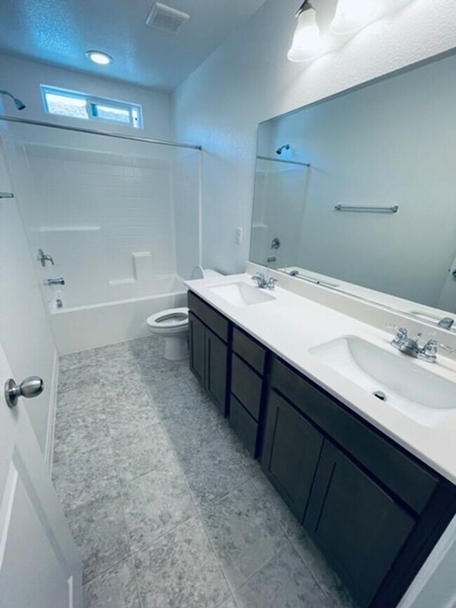 Building Photo - BEAUTIFUL 4 BEDROOM + LOFT HOME LOCATED IN...