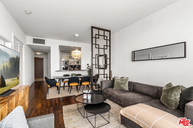 Building Photo - 900 W Olympic Blvd