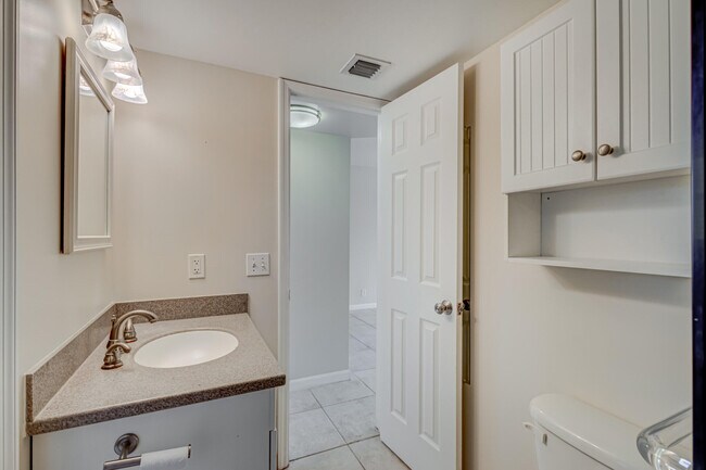 Building Photo - 124 Shore Ct