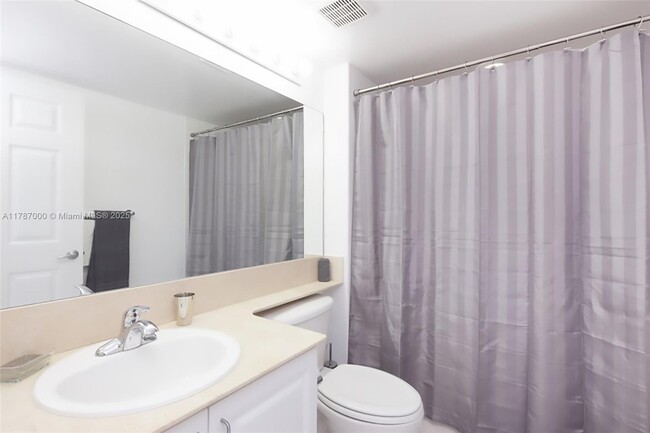 Building Photo - 1155 Brickell Bay Dr