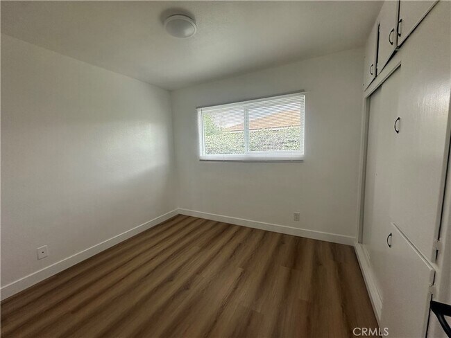 Building Photo - 4930 N Vincent Ave