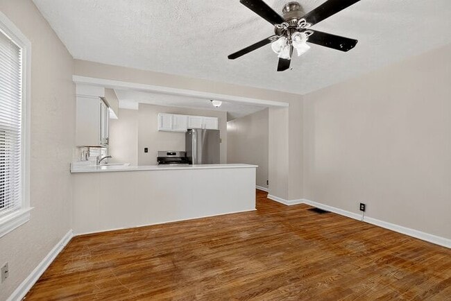Building Photo - Freshly Updated Home in Warren Township