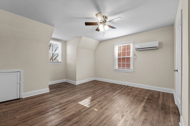 Building Photo - Spacious 1 Bedroom Duplex in Trinity Park, blocks from Duke! - Renovated & Pet Friendly