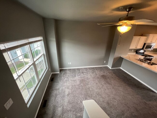 Building Photo - 2 Bedroom, 2.5 Bath Townhome