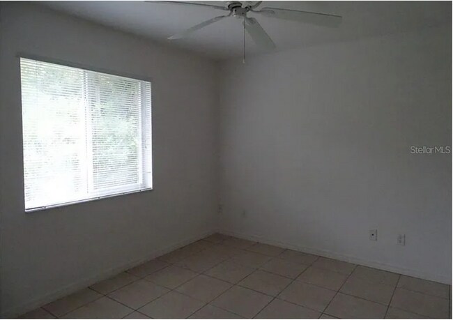 Building Photo - $1,695 ** 3 Bed / 2 Bath * Single Family Home
