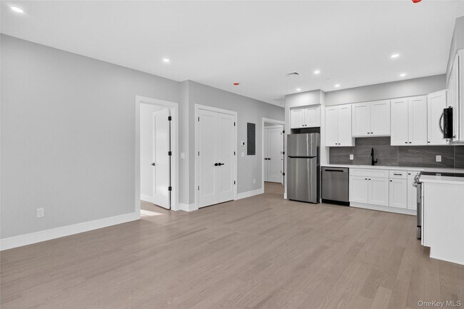 Building Photo - 10 Market St