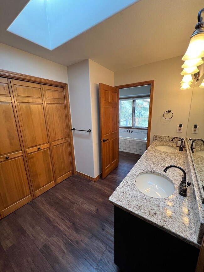 Building Photo - 5 Bedroom 3 Bathroom house coming soon