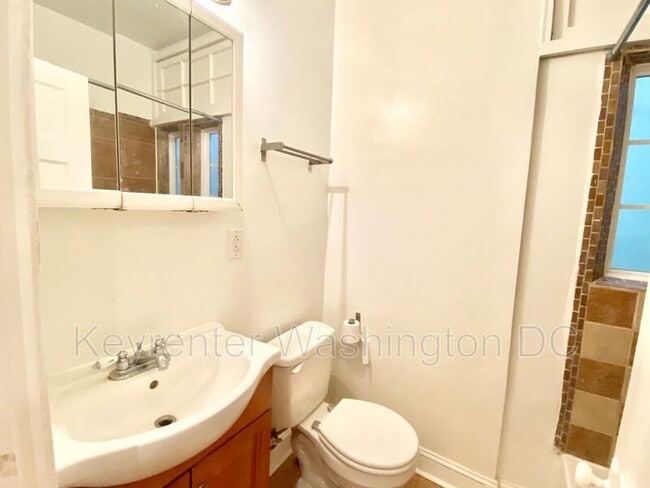 Building Photo - 1204 Holbrook St NE