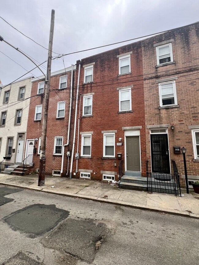 Building Photo - Stunning 3-Bedroom Townhome in Francisville! Available NOW!