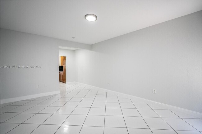 Building Photo - 7640 Carlyle Ave