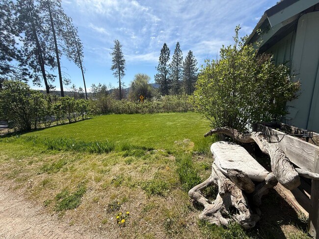 Building Photo - Lakeview Cabin Living – 1 Bed / 1 Bath Retreat on Sprague Lake!