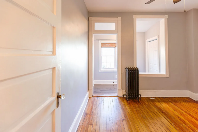 Building Photo - Fully Renovated 3 BR/1.5 BA Apartment in C...