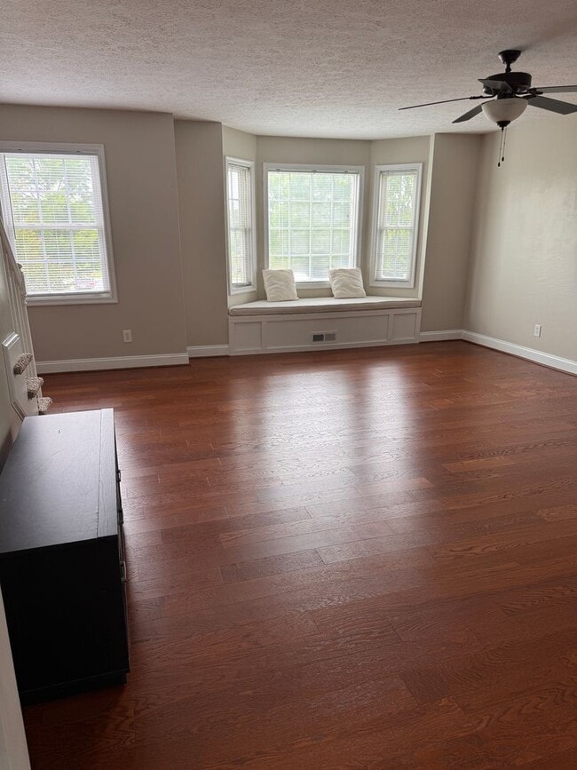 Building Photo - 3 Bedroom || 2 Full Bathroom & 2 Half Bathroom Townhome