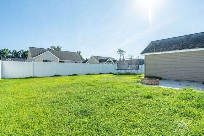 Building Photo - Split Floor Plan, Open and Bright