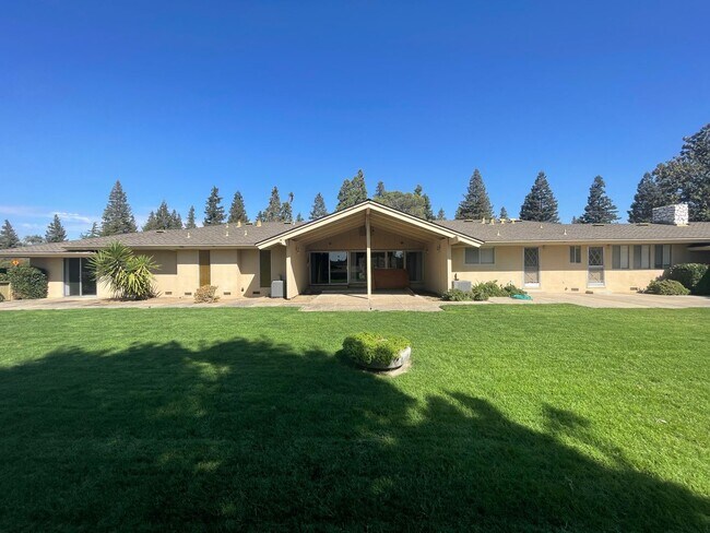 Building Photo - Custom home located next to Oakdale Country Club!