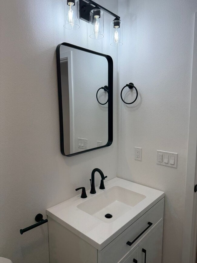 Building Photo - Brand new 3 bedroom 3 full bath townhouse in Thurston! $1,000 OFF YOUR FIRST MONTH'S RENT!