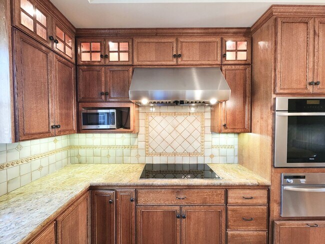 Building Photo - Elegant, spacious home in San Mateo