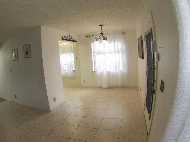 Building Photo - 556 Capri L