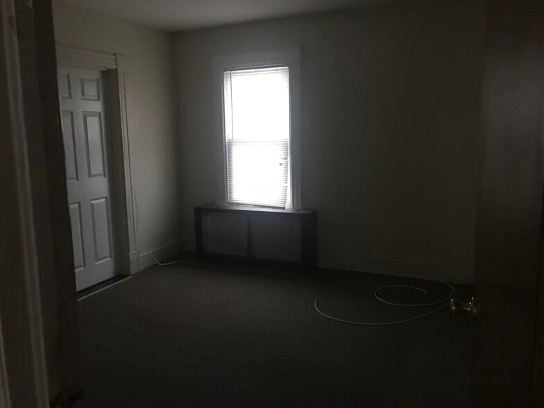 Building Photo - 62 Heath St