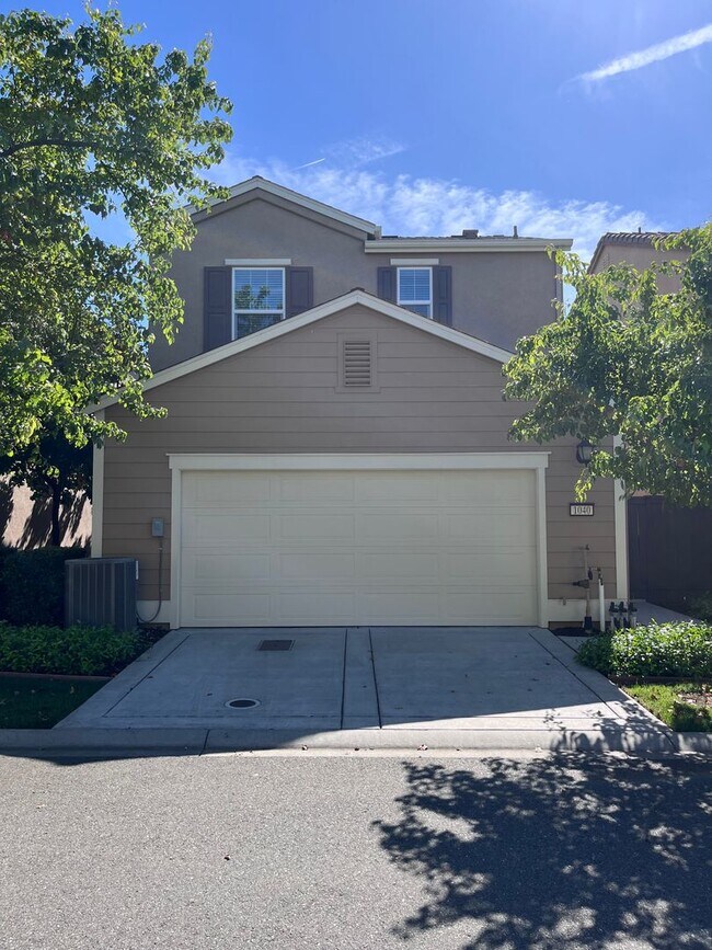 Building Photo - BEAUTIFUL HOME IN WEST ROSEVILLE!!