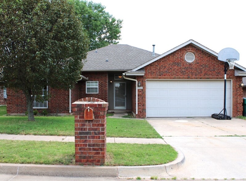 Primary Photo - 2720 SE 95th St