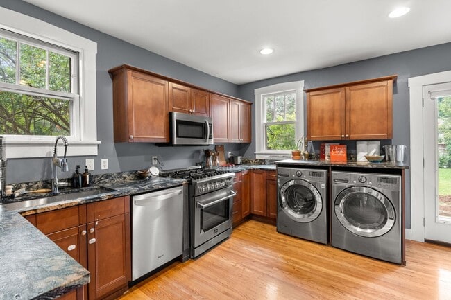 Building Photo - Walk to Hillsboro Village – 24th Ave S Gem!