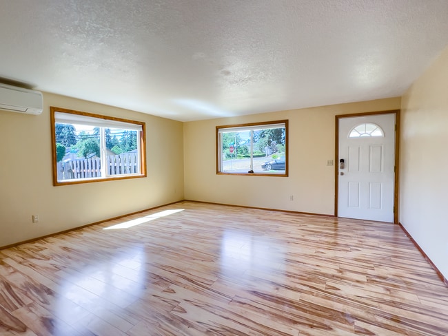Building Photo - Spacious 3 Bedroom 1 Bath Ranch House  in Milwaukie! Washer and Dryer Included!