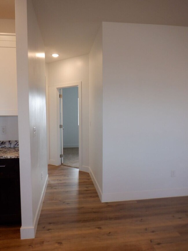 Building Photo - 3 Bed 2 bath with 2 car attached garage