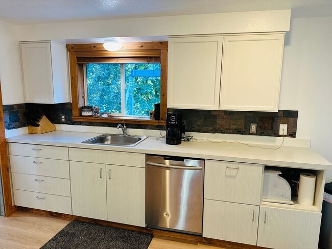 Building Photo - Beautiful Acreage Property