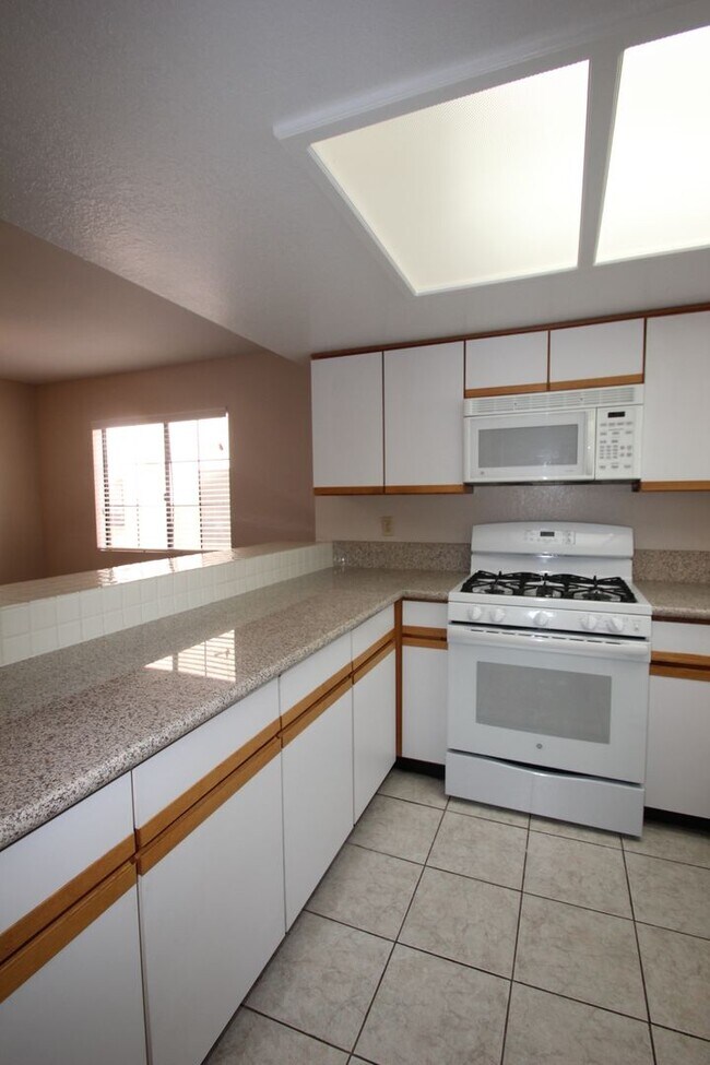 Building Photo - Lovely 2 Bed 2 Bath Downstairs Condo in Gr...