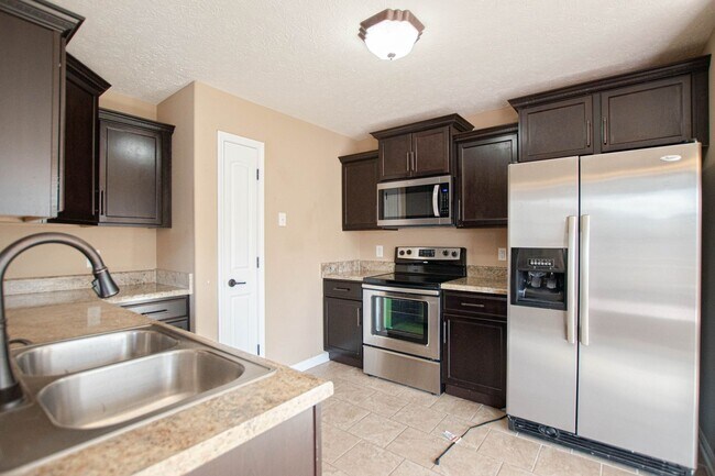 Building Photo - Pet Friendly Three Bedroom with Bonus!