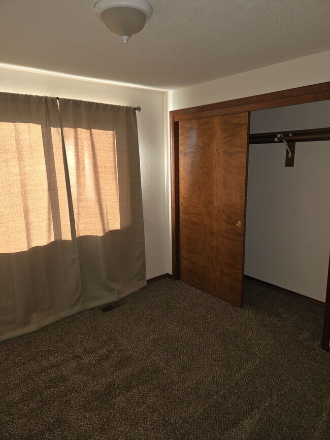 Building Photo - Beautiful Hermiston Home offers a perfect balance of comfort and convenience