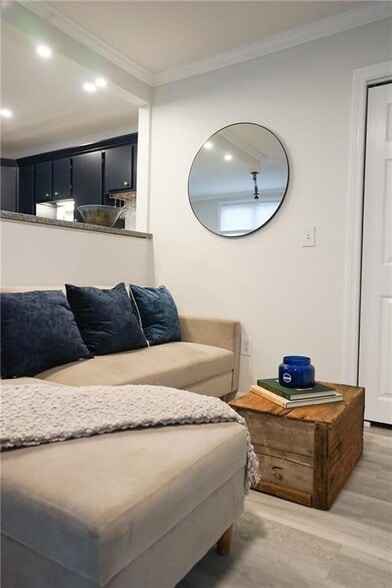 Building Photo - 603 Thames St