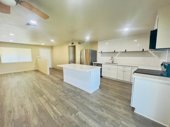 Building Photo - 4016 E Eugie Ave