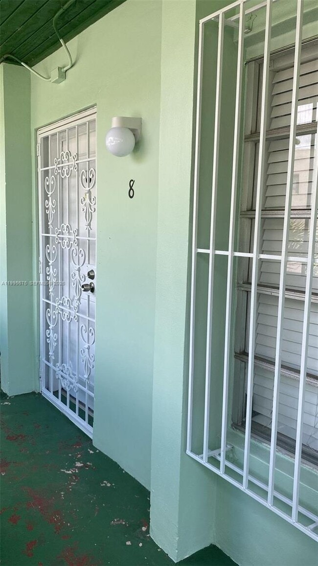 Building Photo - 701 S Royal Poinciana Blvd