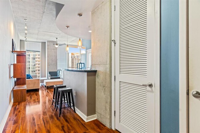 Building Photo - 360 Nueces St