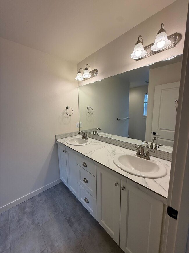 Building Photo - Immaculate 3B/2.5Ba Home in Ridgefield! Available NOW!