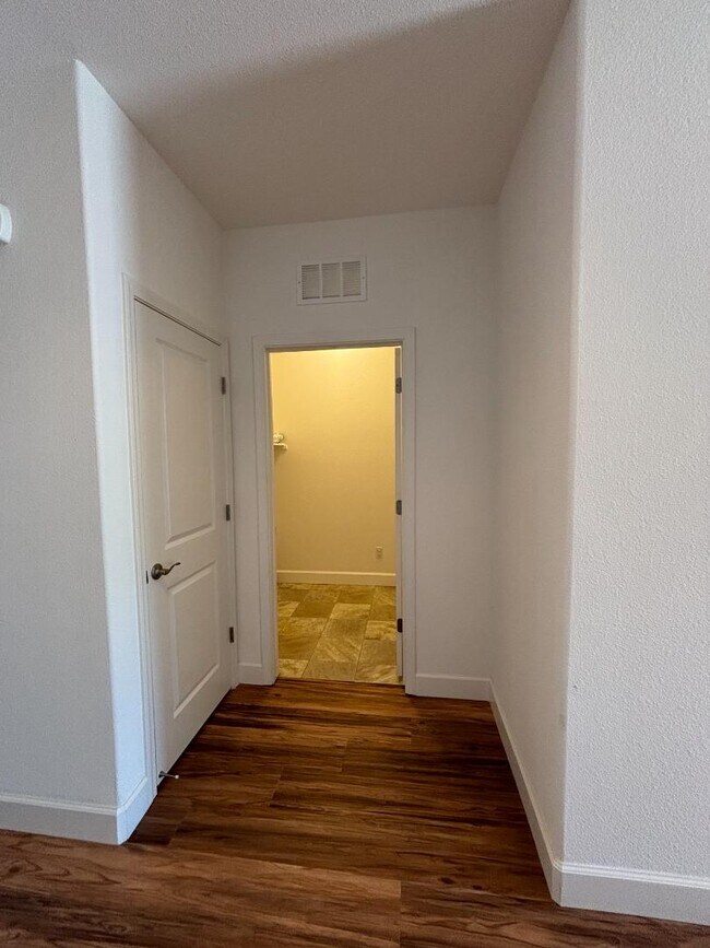 Building Photo - 402 Crimson Cir