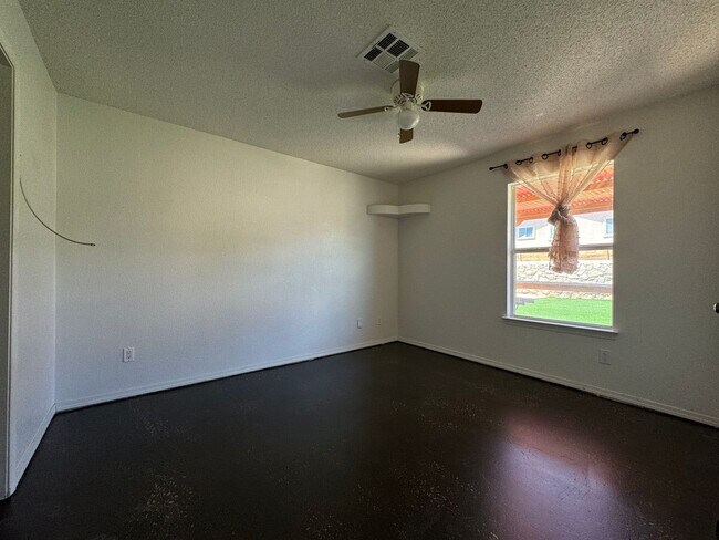 Building Photo - Northeast El Paso(Mesquite Hills 3bed with Refrig A/C and Solar Panels!